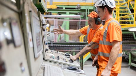 Produktionsmitarbeiter bei der Arbeit