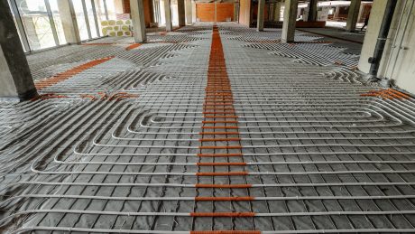 Verlegung der Rohre für die Fußbodenheizung auf der Baustelle
