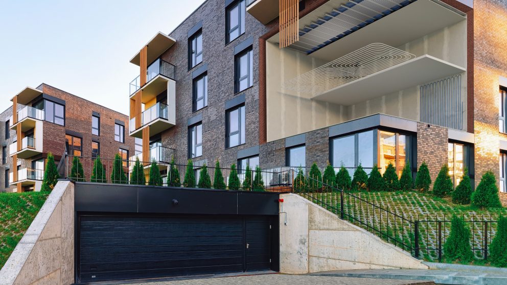 Modernes Wohnhaus Backsteingebäude mit Garage und Rohre innerhalb Struktur. Haus und Parkgarage