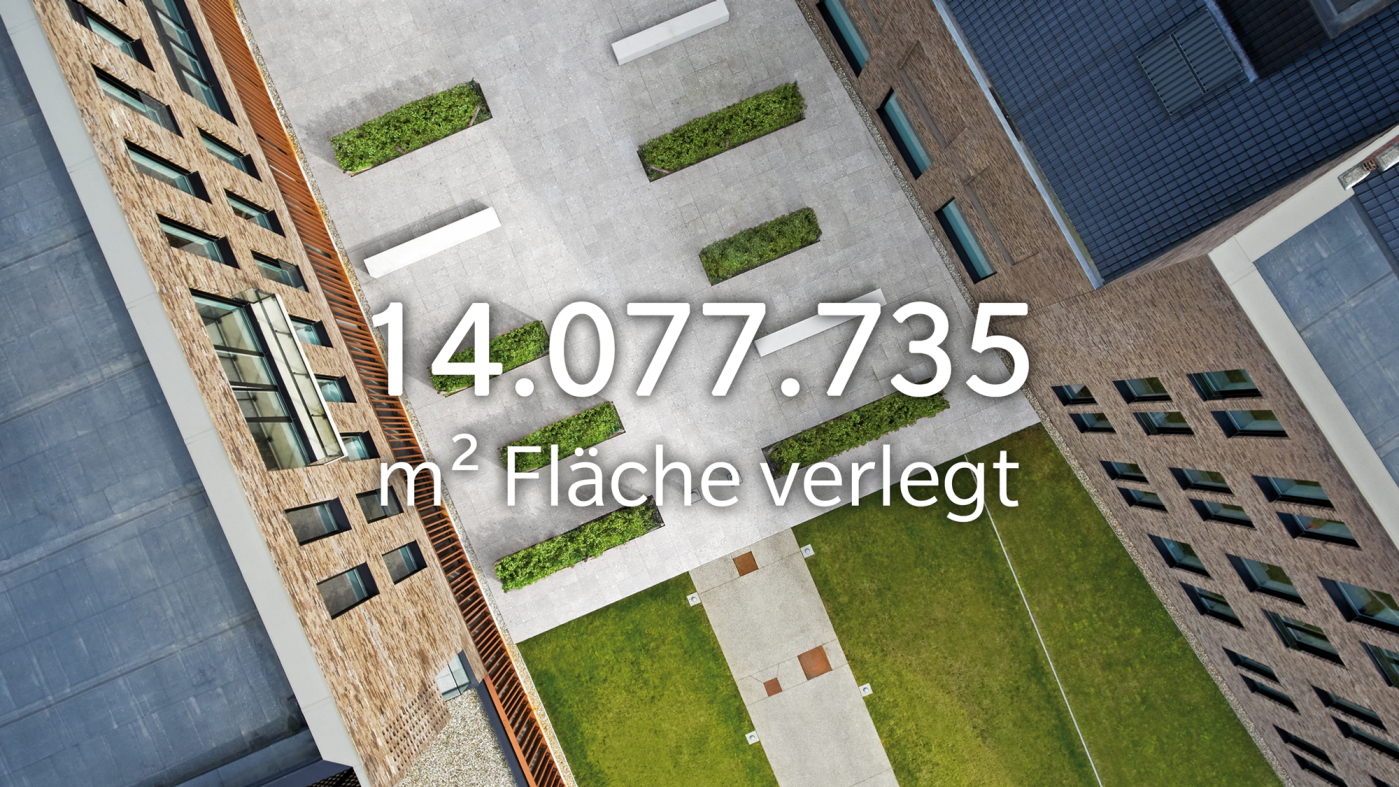 Von der Fußgängerzone bis zur Hausterrasse: Jedes Jahr werden über 1.700 Hektar Fläche mit Wienerberger Produkten geschützt und veredelt. Zum Vergleich: Das sind fast 2.400 Fußballfelder oder 5 Mal die Fläche des Central Parks in New York.