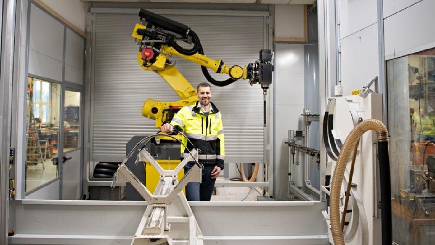 Roboter; Man mit gelber Jacke