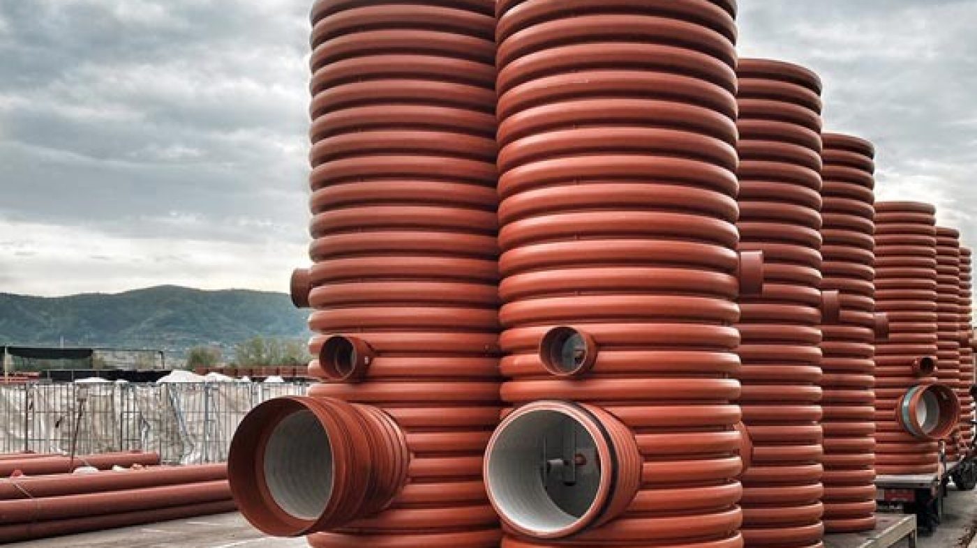 Pipelife Regenwasserentwässerungssysteme; braune Rohre, Lagerplatz