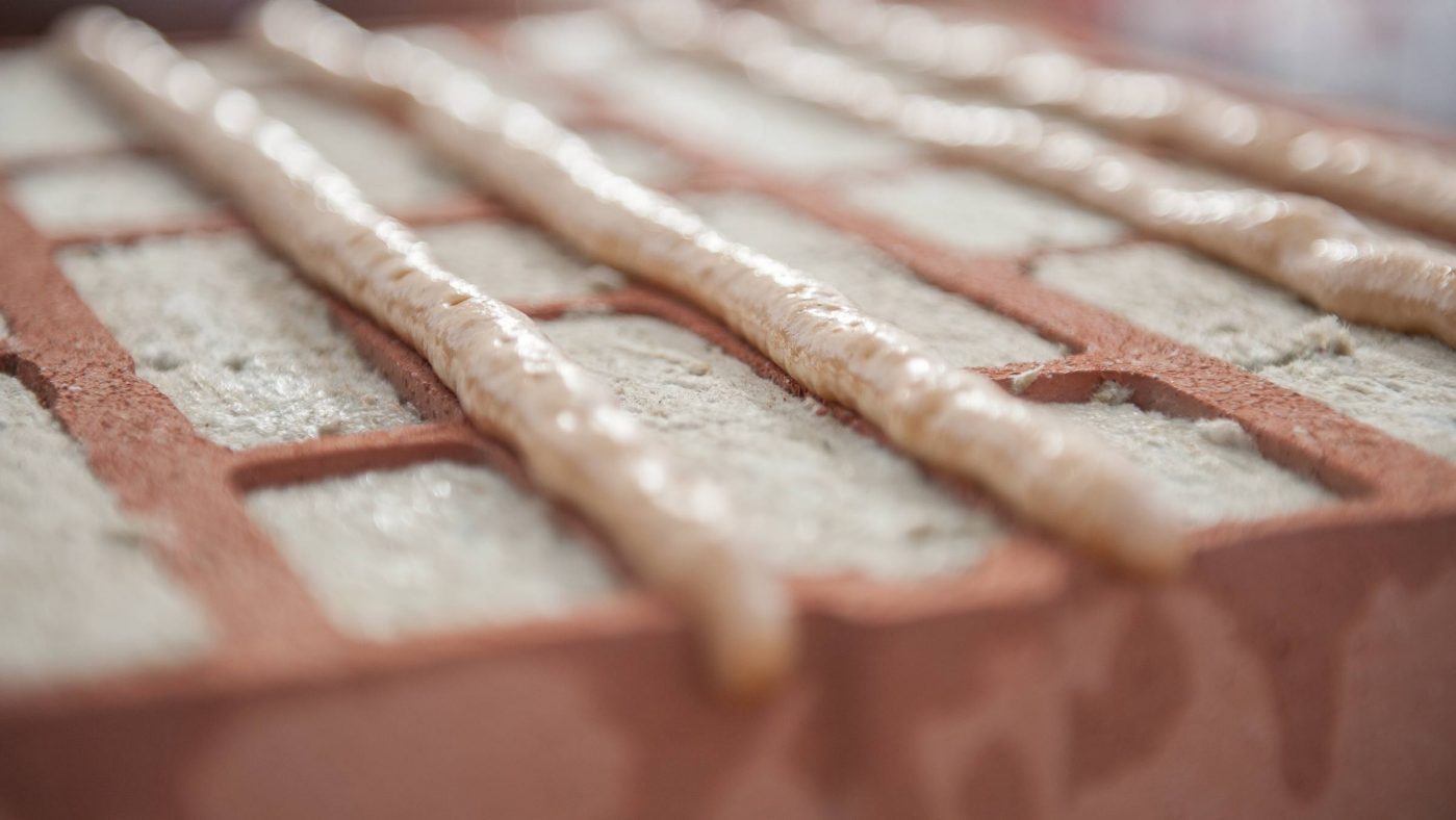 Innovative Produkte: Verfüllziegel und das Dryfix-Mauerziegel-Klebesystem.