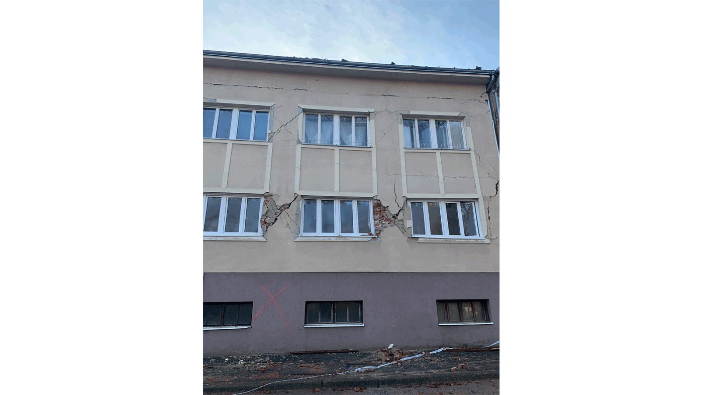 Haus mit großen Rissen in Mauer