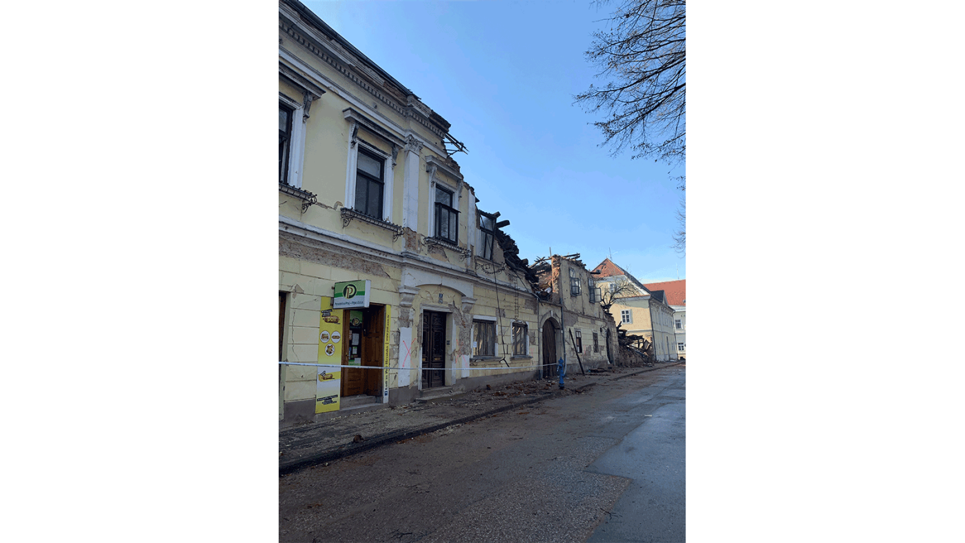 Straße mit zerstörten Häusern