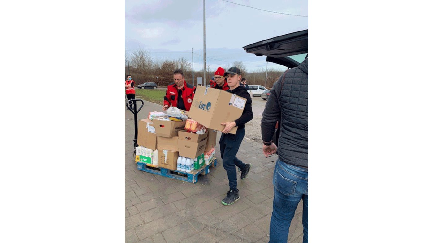 Ein Mann trägt ein Pipelife Paket