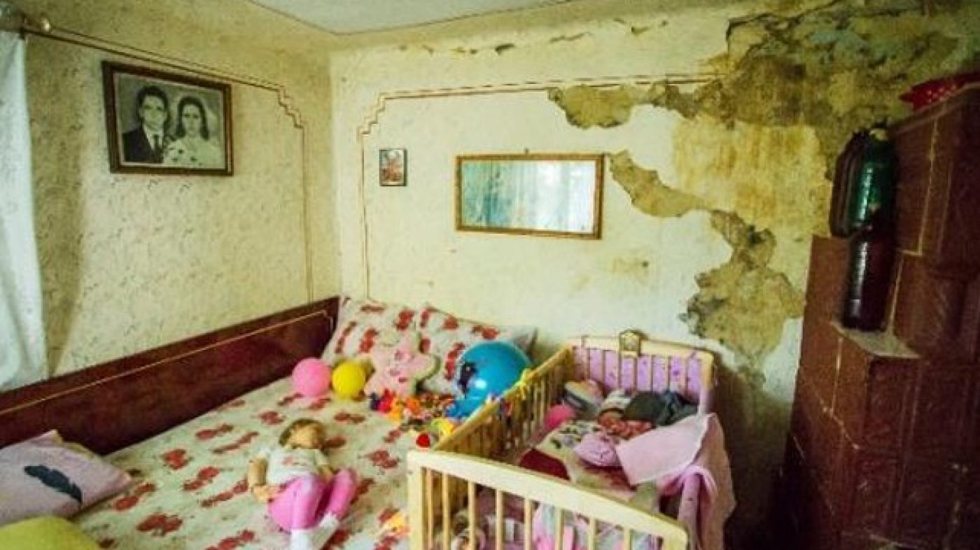 altes Zimmer, zwei Kinder, Bett