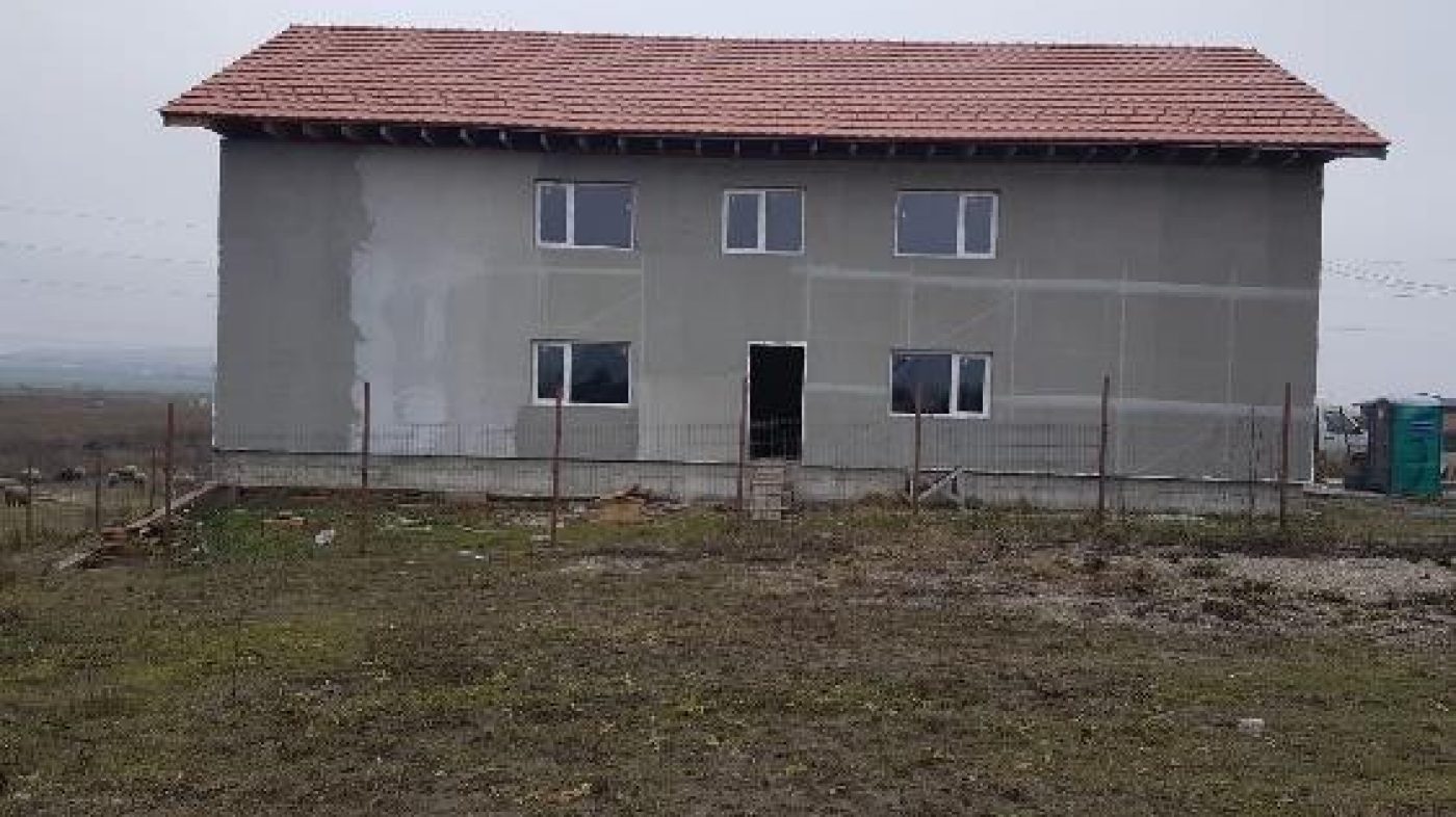 Rohbau, grau, rotes Dach