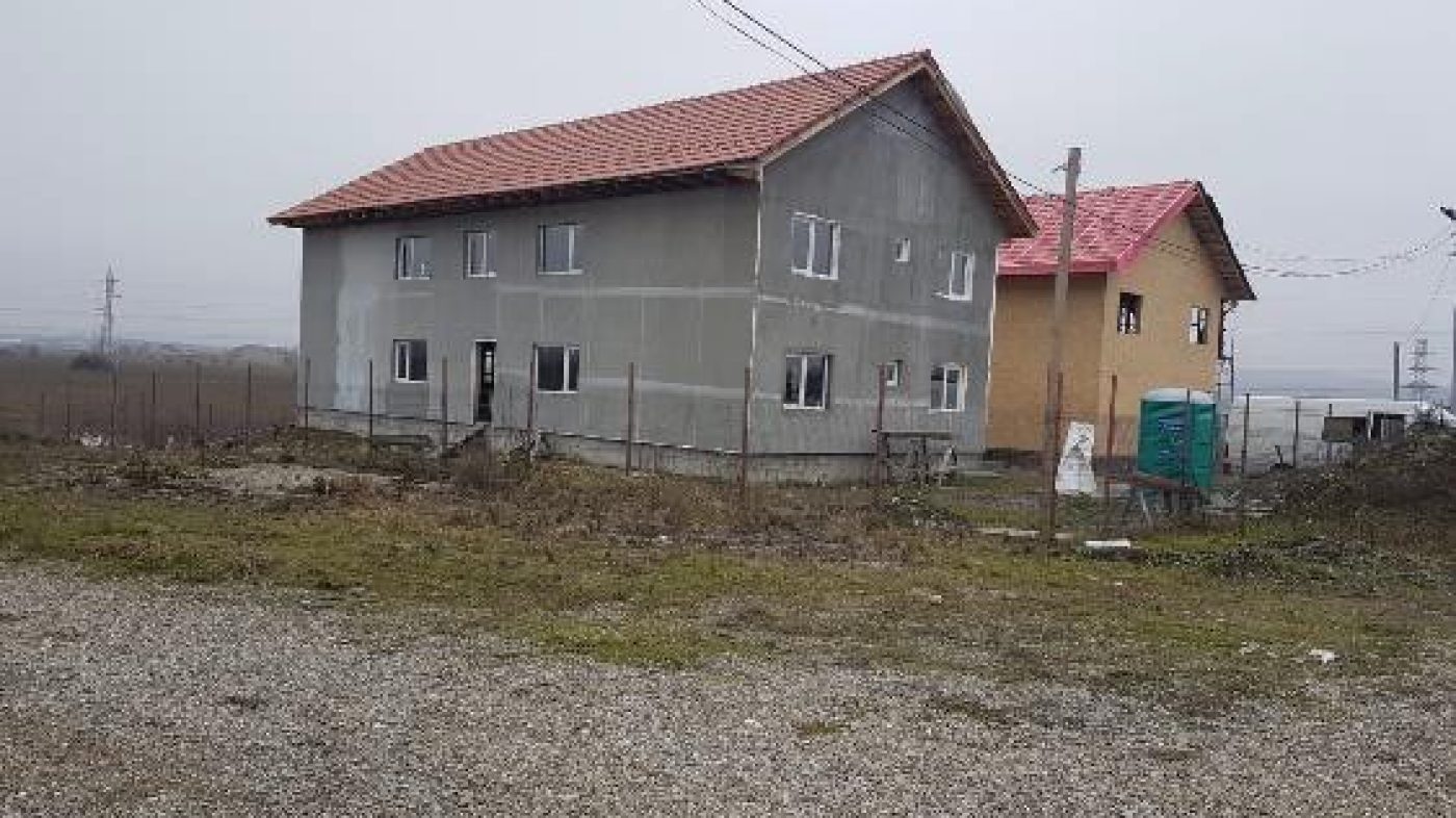 Rohbau, grau, rotes Dach