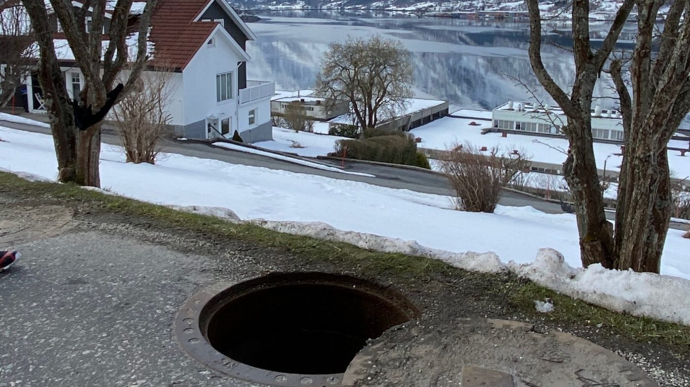Kanaldeckel, norwegische Landschaft, Schnee, Fjord