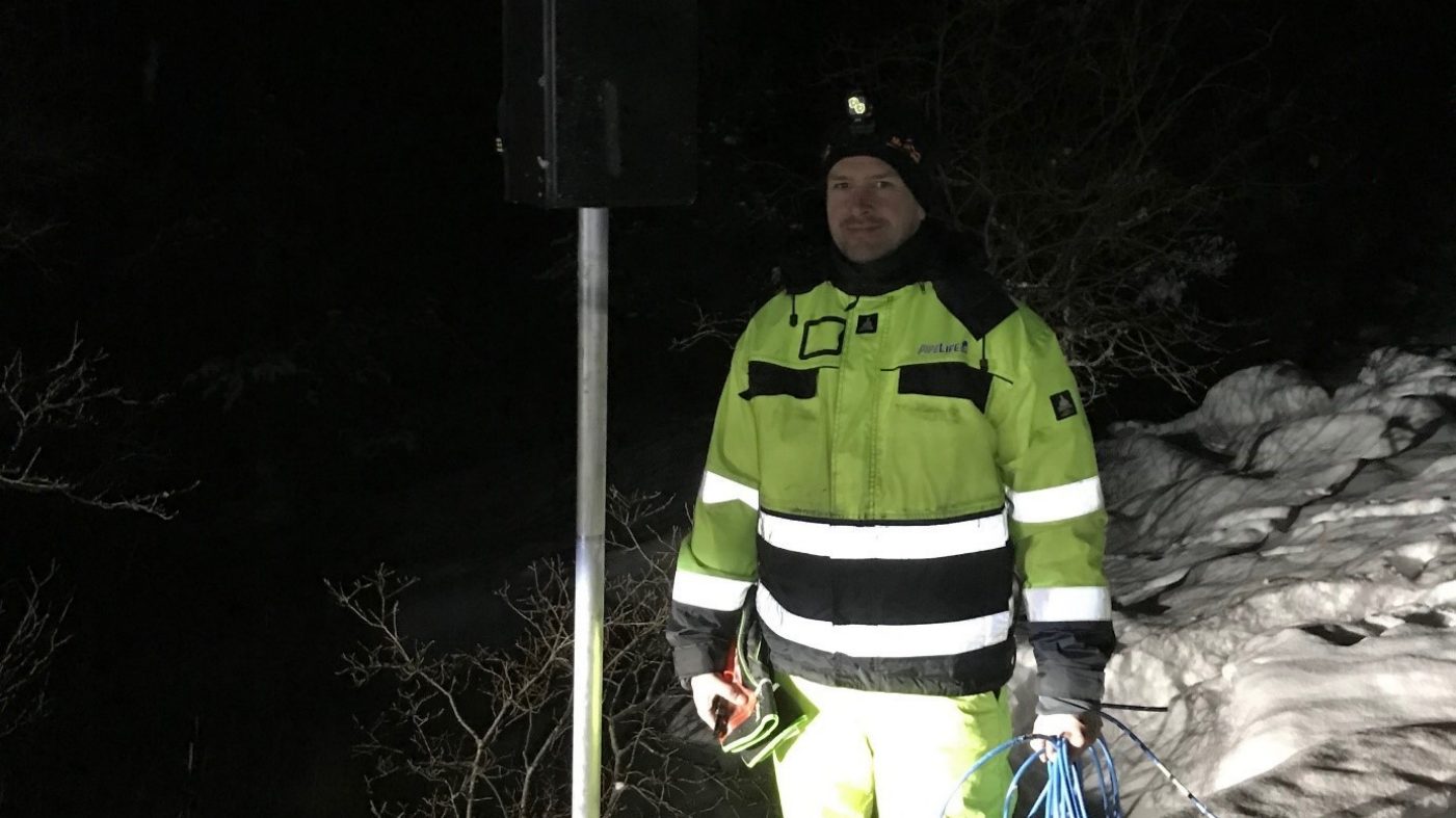 Mann steht vor einer Messstation in der Nacht