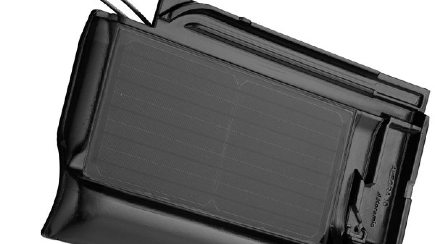 Schwarzer Solardachziegel von unten