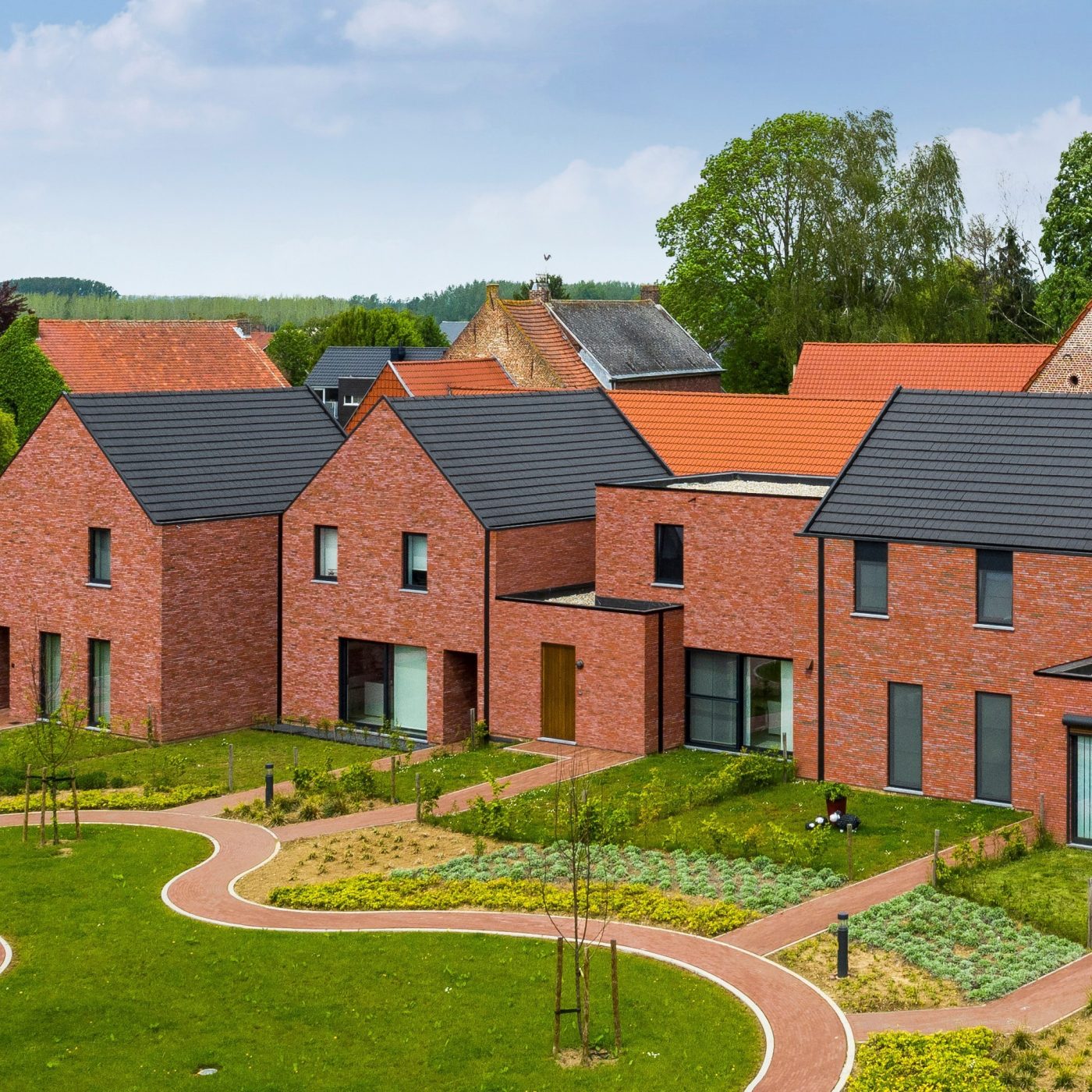 Ziegelgebäude, grüner Rasen