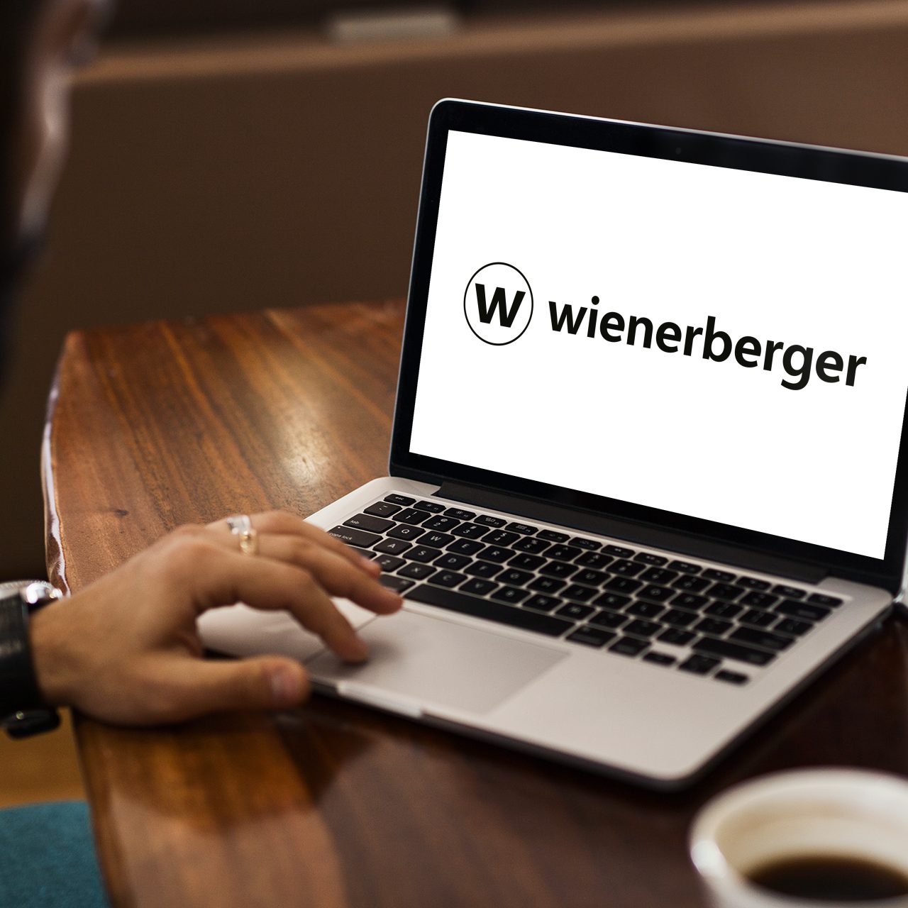 Decke eines Ziegelgebäudes mit Fenster mit Aussicht in den Himmel umhüllt von Ziegelwänden