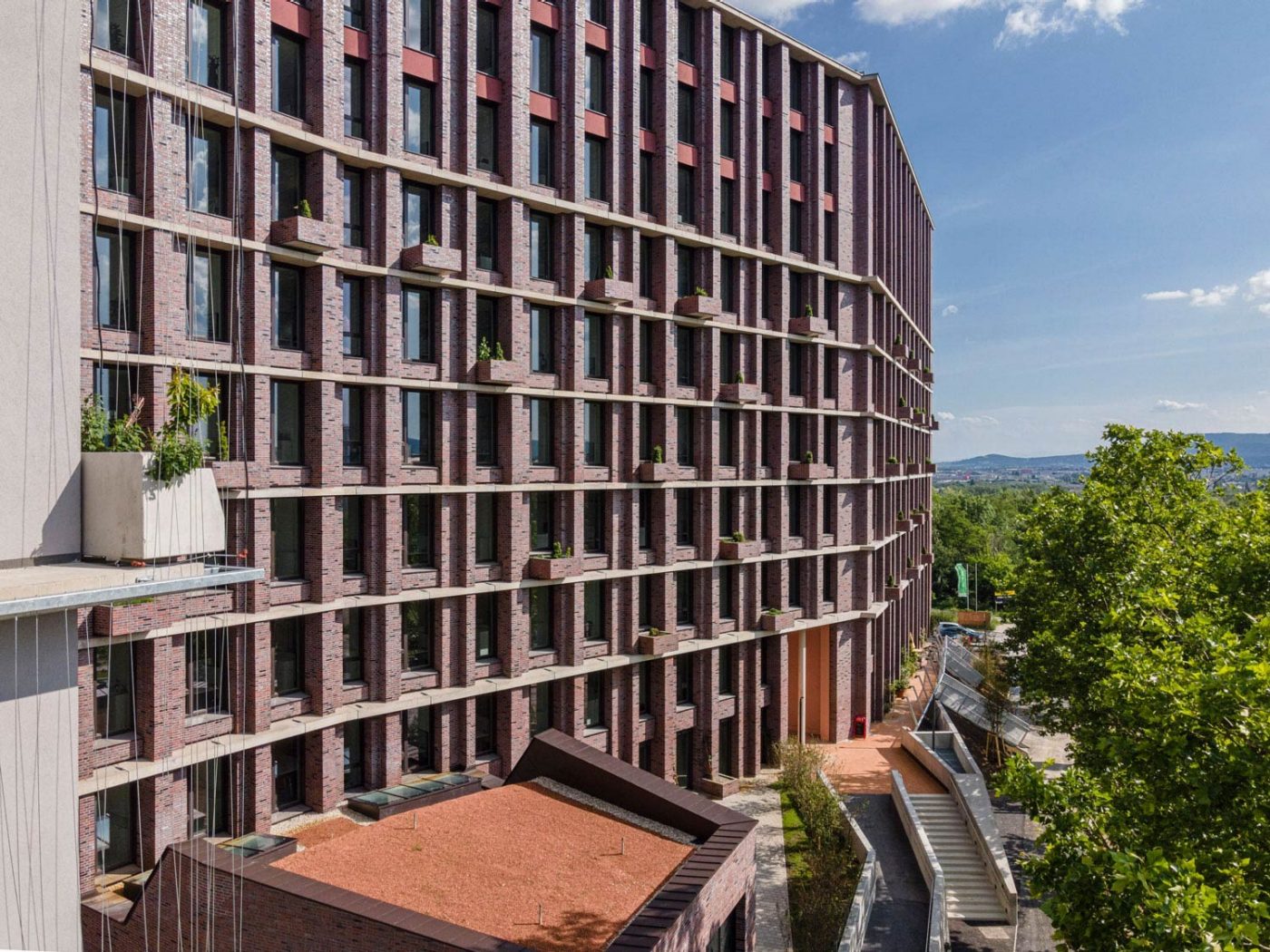 Wienerberger Headquarter, Backsteingebäude, Bäume, blauer Himmel