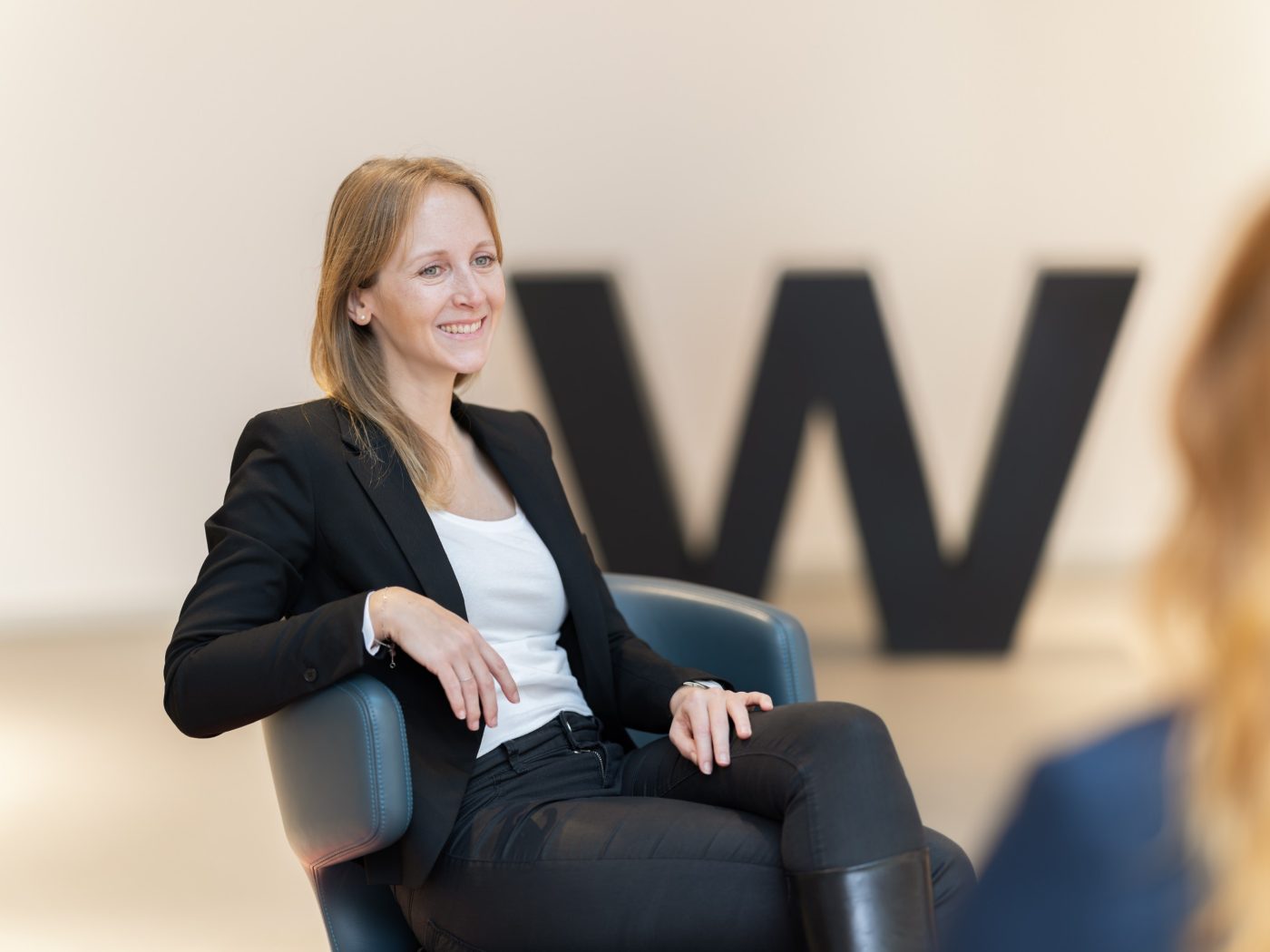 Frau auf einem Stuhl, lacht