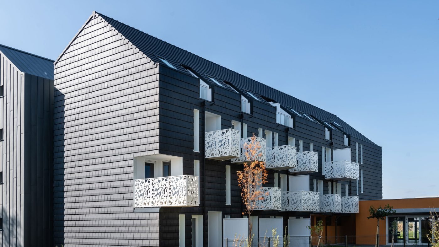 Architect: Paul Tesser, Bilthoven. Installer: Hoogendoorn Elektrotechniek, Hazerswoude. Period: 2021. Product: Wevolt X-Roof. Quantity: 320. New construction 4 faced house with Wevolt X-Roof | Zevenhuizen