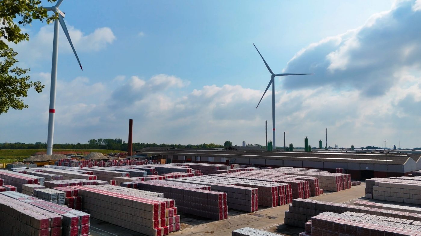 Windräder auf einem Lagerplatz von wienerberger