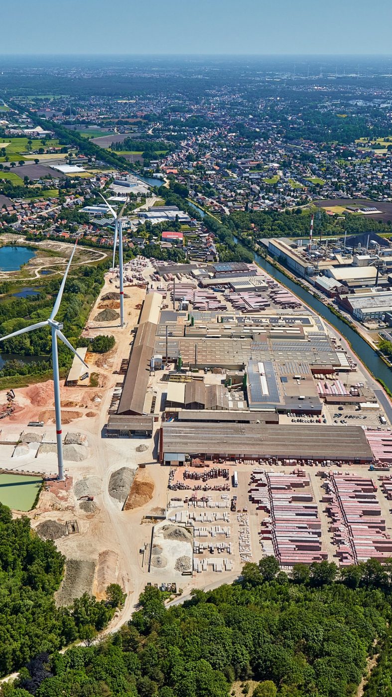 Werk von oben mit Windrad