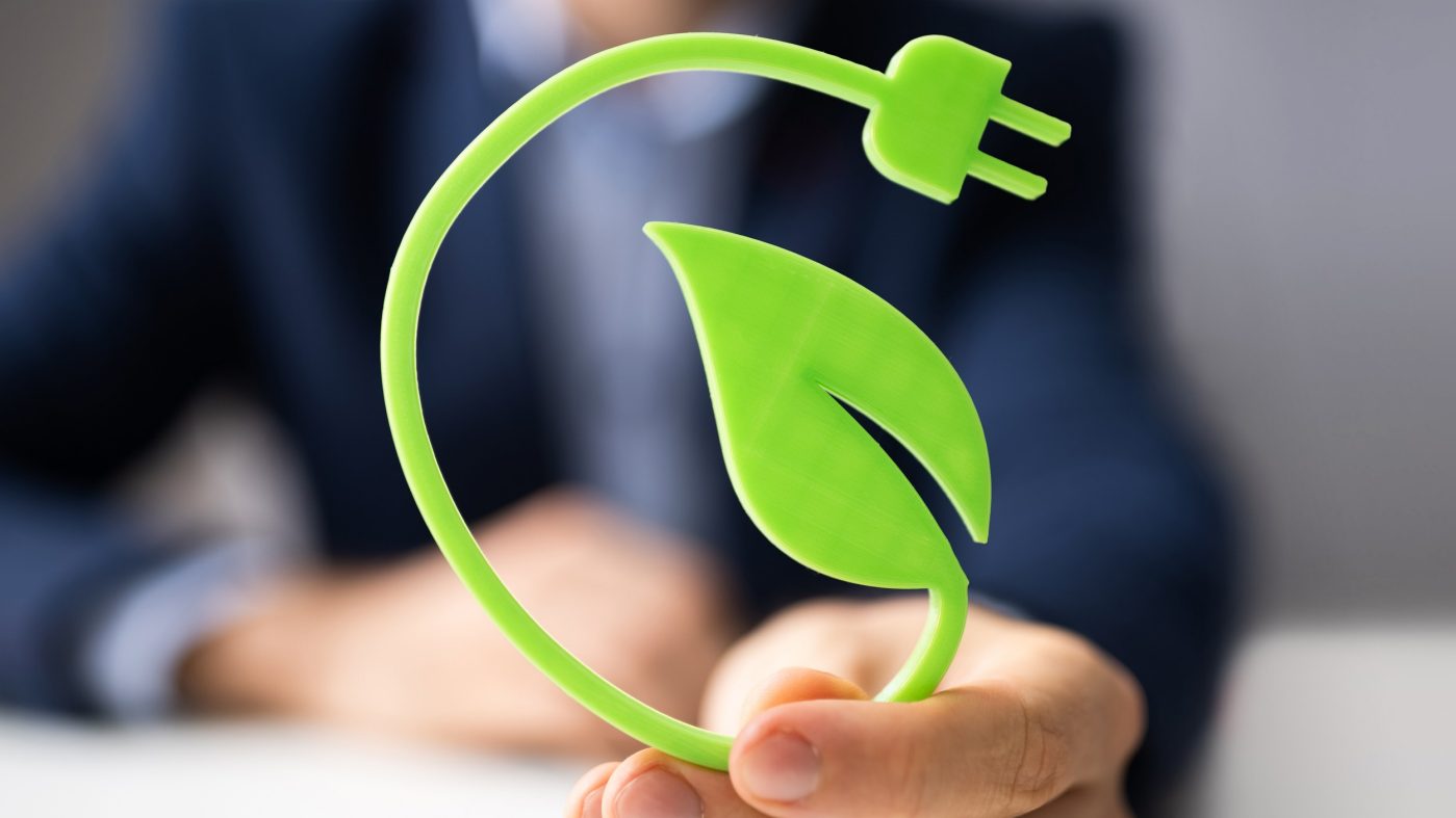 Mann hält Symbol für erneuerbare grüne Energie