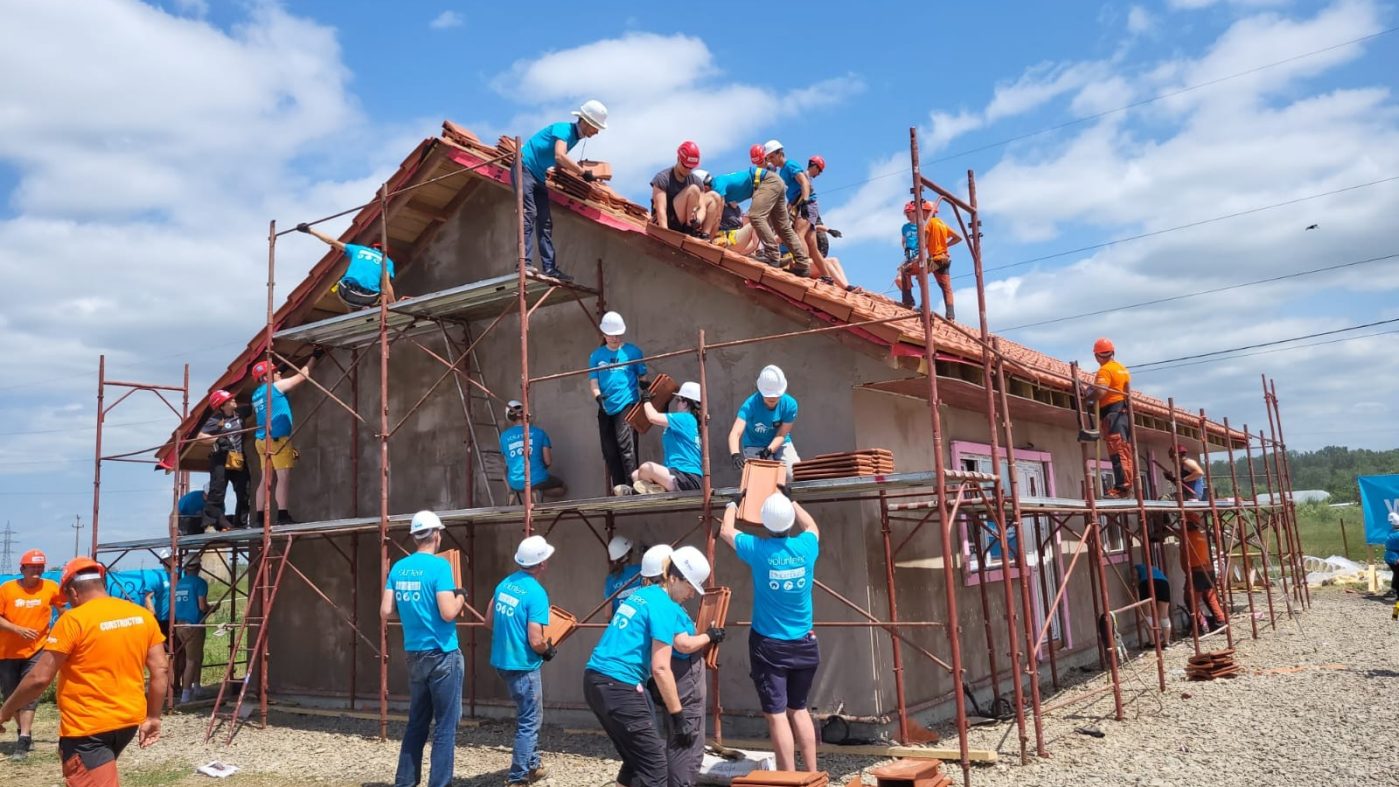 Menschen bauen gemeinsam ein Haus