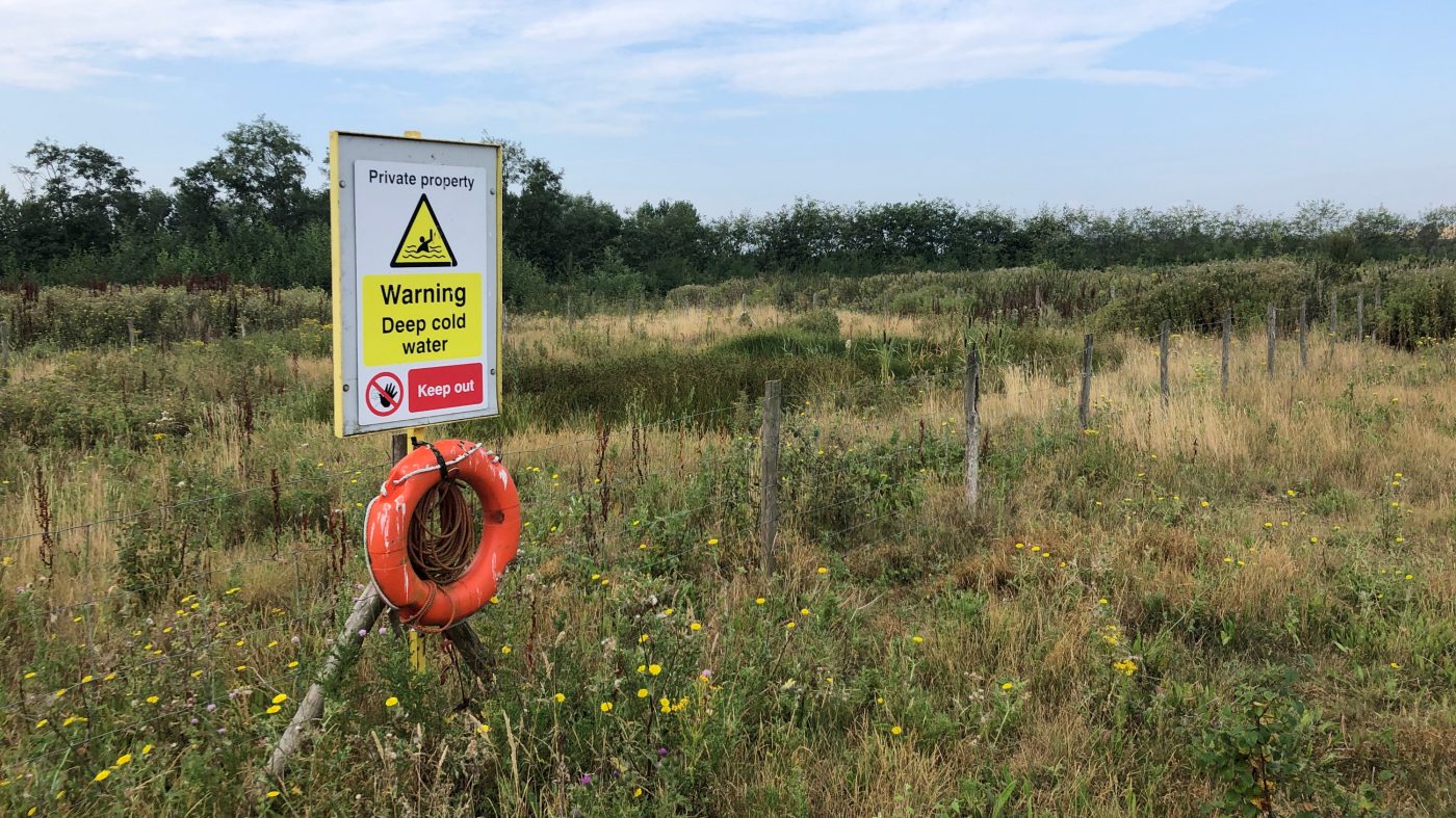 Hier fühlt sich der Kammmolch wohl: Ein eingezäuntes, artgerechtes Habitat für Molche.