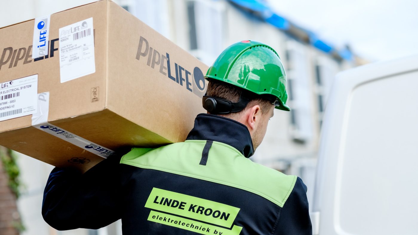 Anlieferung: Damit Preflex Spider installiert werden kann, wird es in einer Box zur Baustelle gebracht.