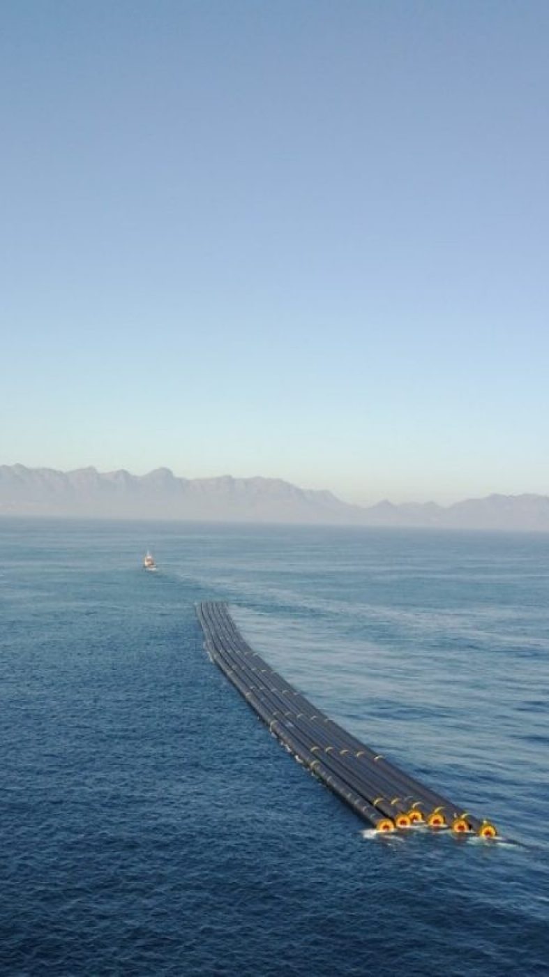 LLLD HDPE pipe towing ship