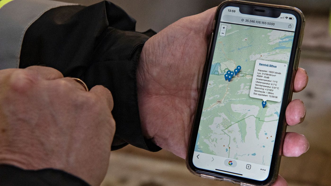 Jemand tippt auf einem Smartphone