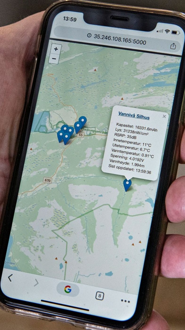 Jemand tippt auf einem Smartphone
