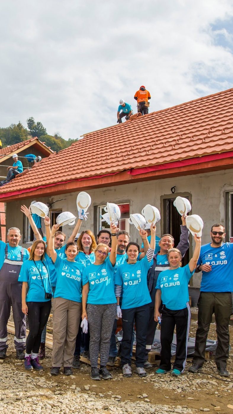 Viele Menschen bauen zusammen einen Dach