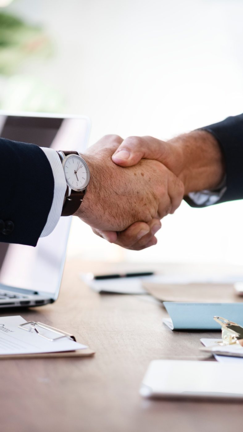 Zwei Frauen und zwei Männer unterhalten sich im Büro