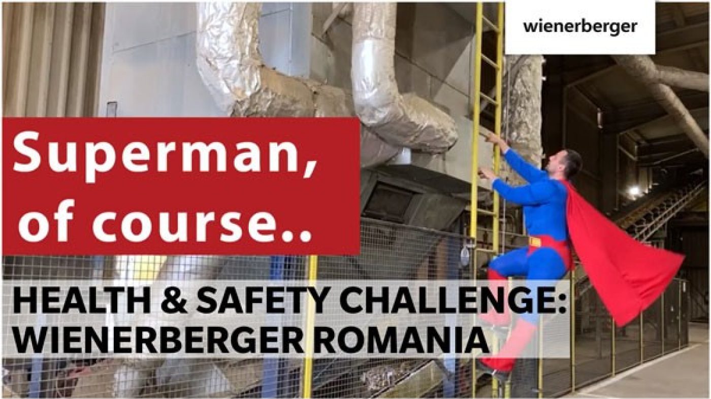 Mann, als Superman verkleidet, klettert Leiter hinauf