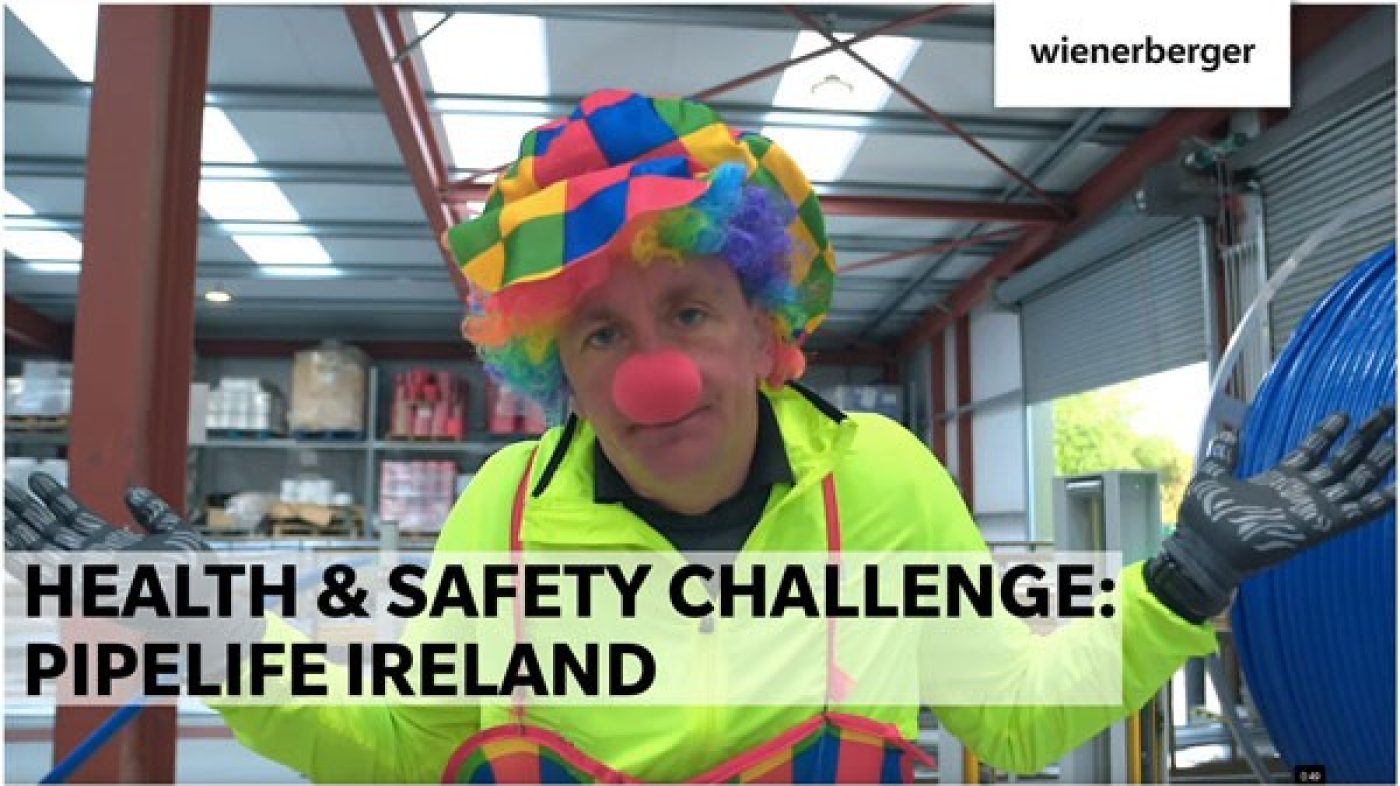 Mann als Clown verkleidet
