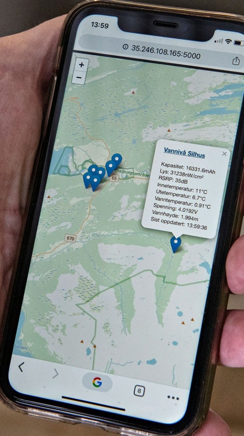 Jemand tippt auf einem Smartphone