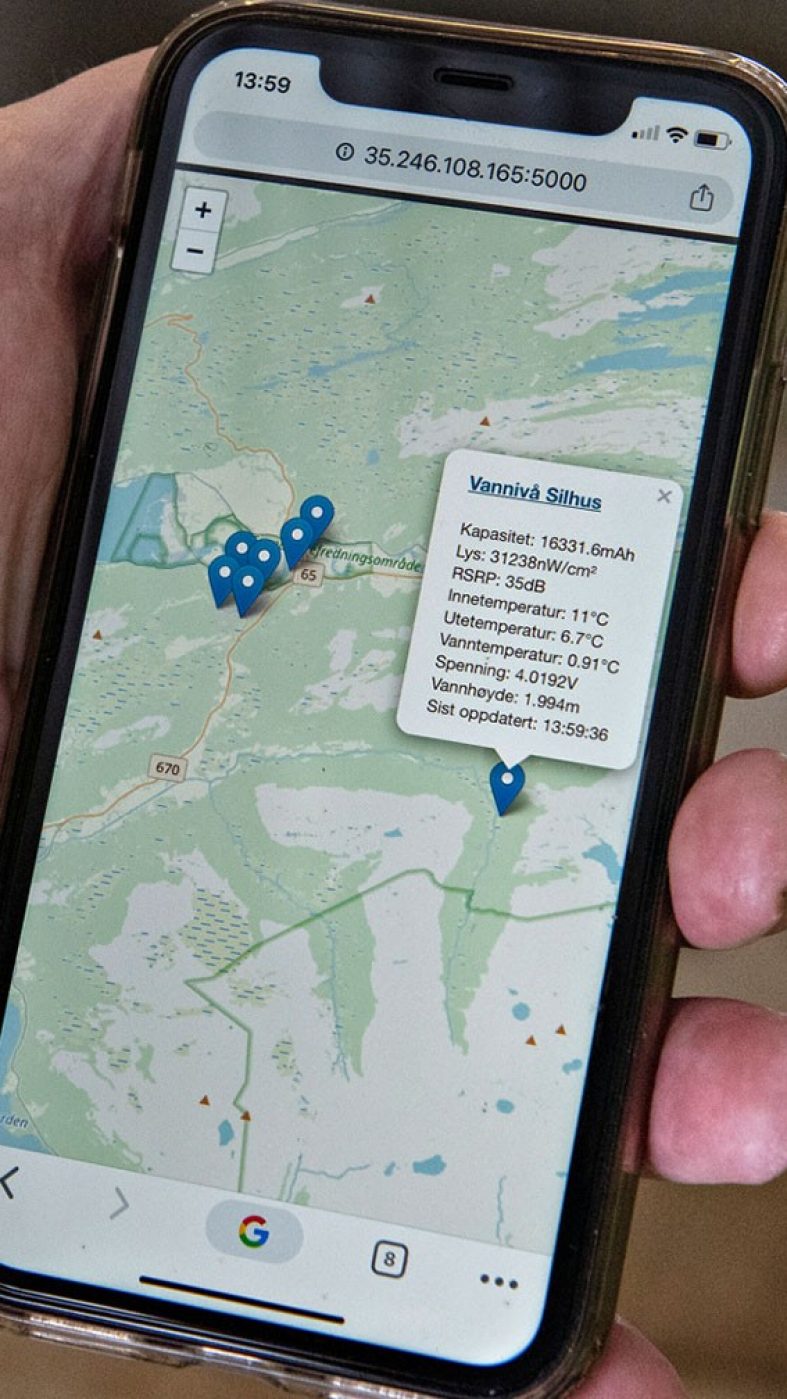 Jemand tippt auf einem Smartphone