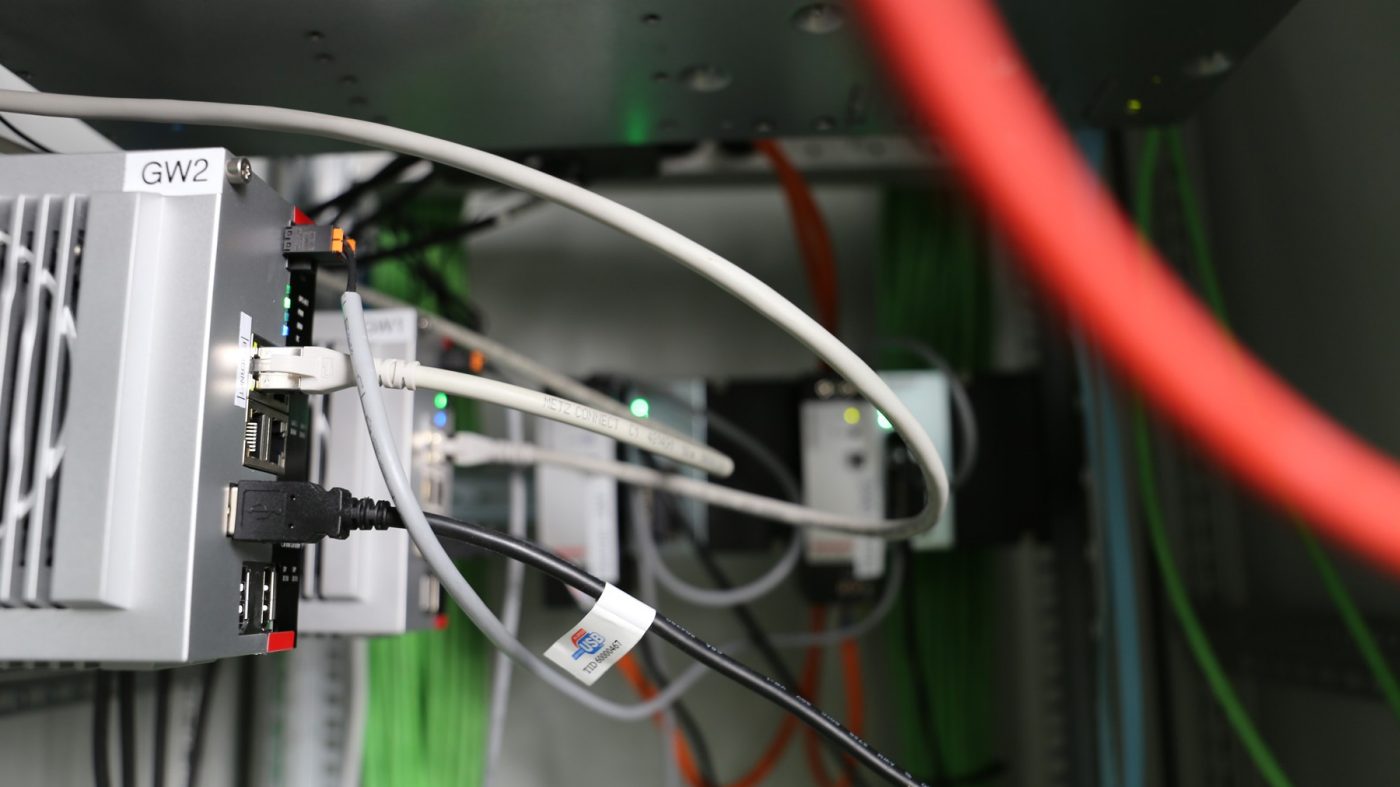 Kabel und Elektronik, verschiedenfarbige Lämpchen
