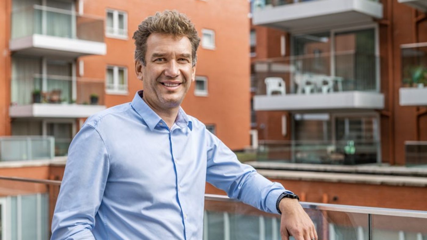 Christophe Stockman auf Balkon im Wohnkomplex