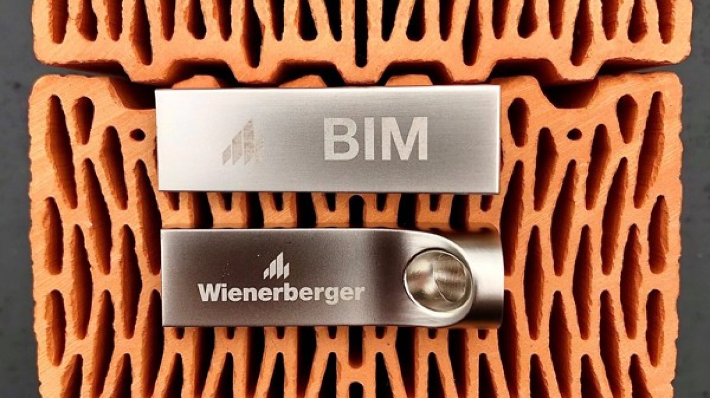 USB-Stick liegt  auf Ziegeln