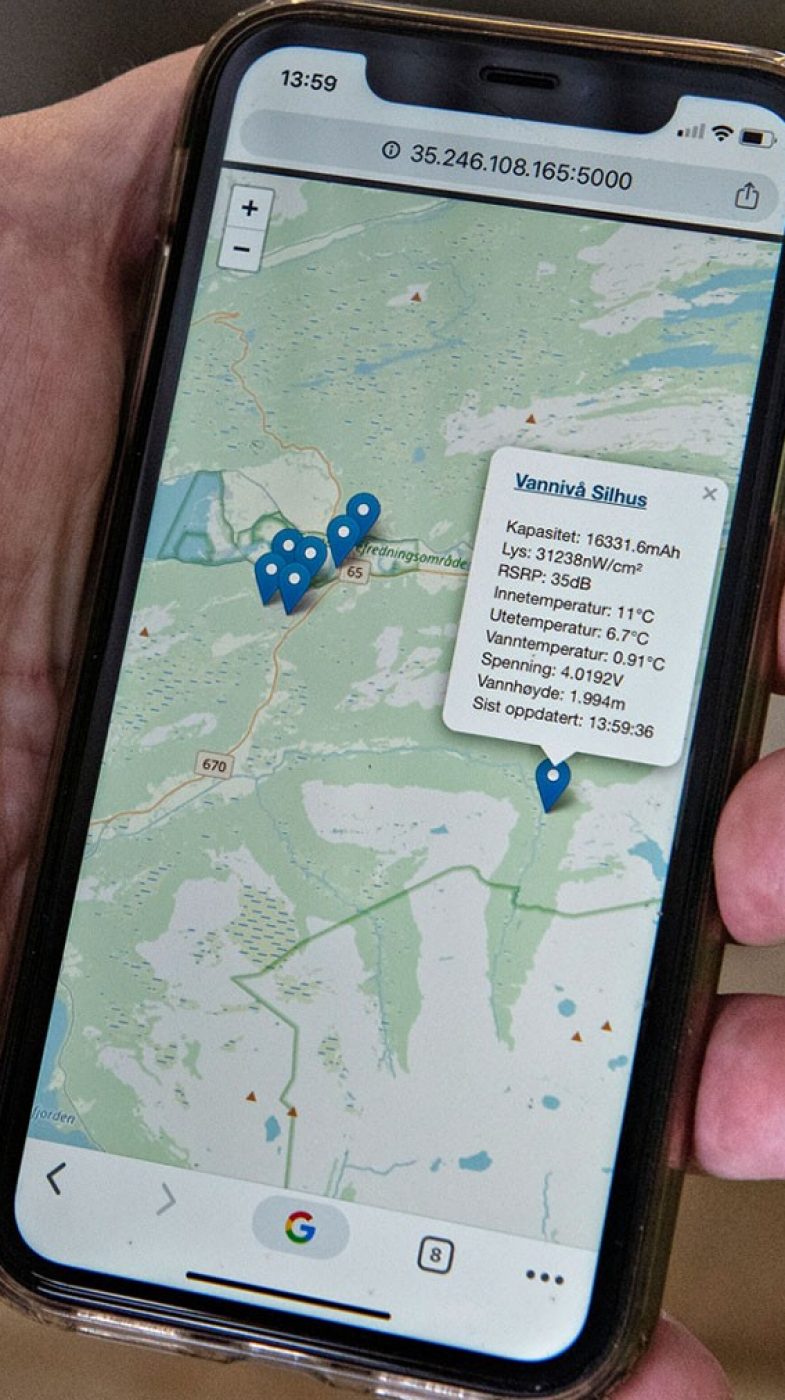 Jemand tippt auf einem Smartphone