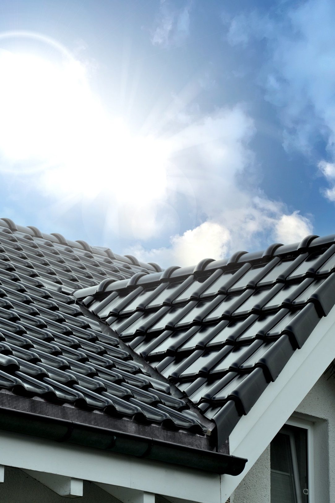 schwarzes Solar-Ziegeldach, blauer Himmel