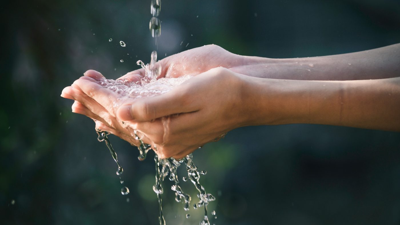 Nahaufnahme, Wasser rinnt auf Hände