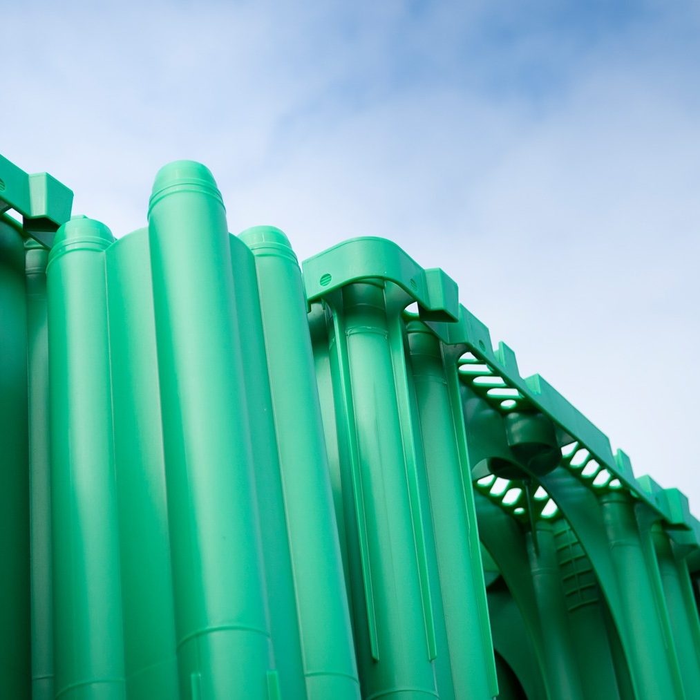 grüne Raineo Box, blauer Himme