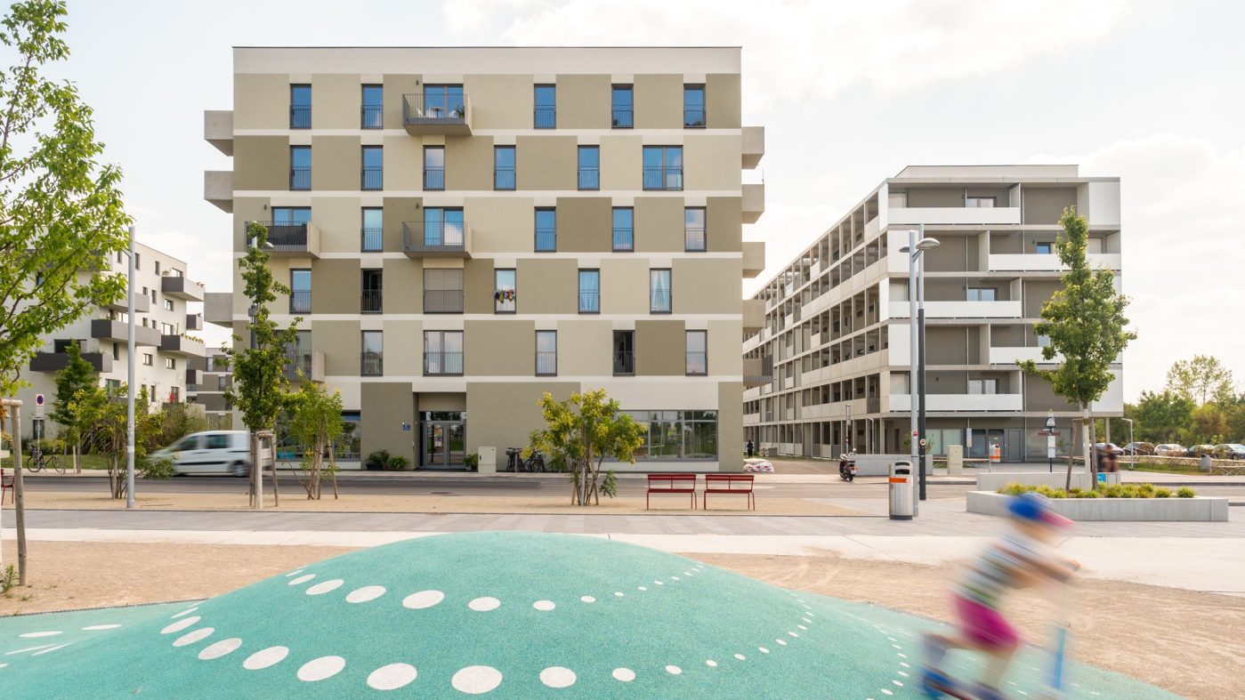 modernes Ziegelgebäude, Spielplatz, Kind mit Scooter