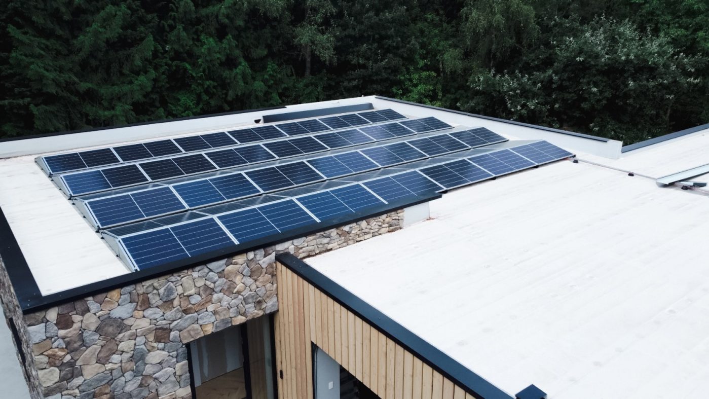 Weißes Dach mit Solaranlagen