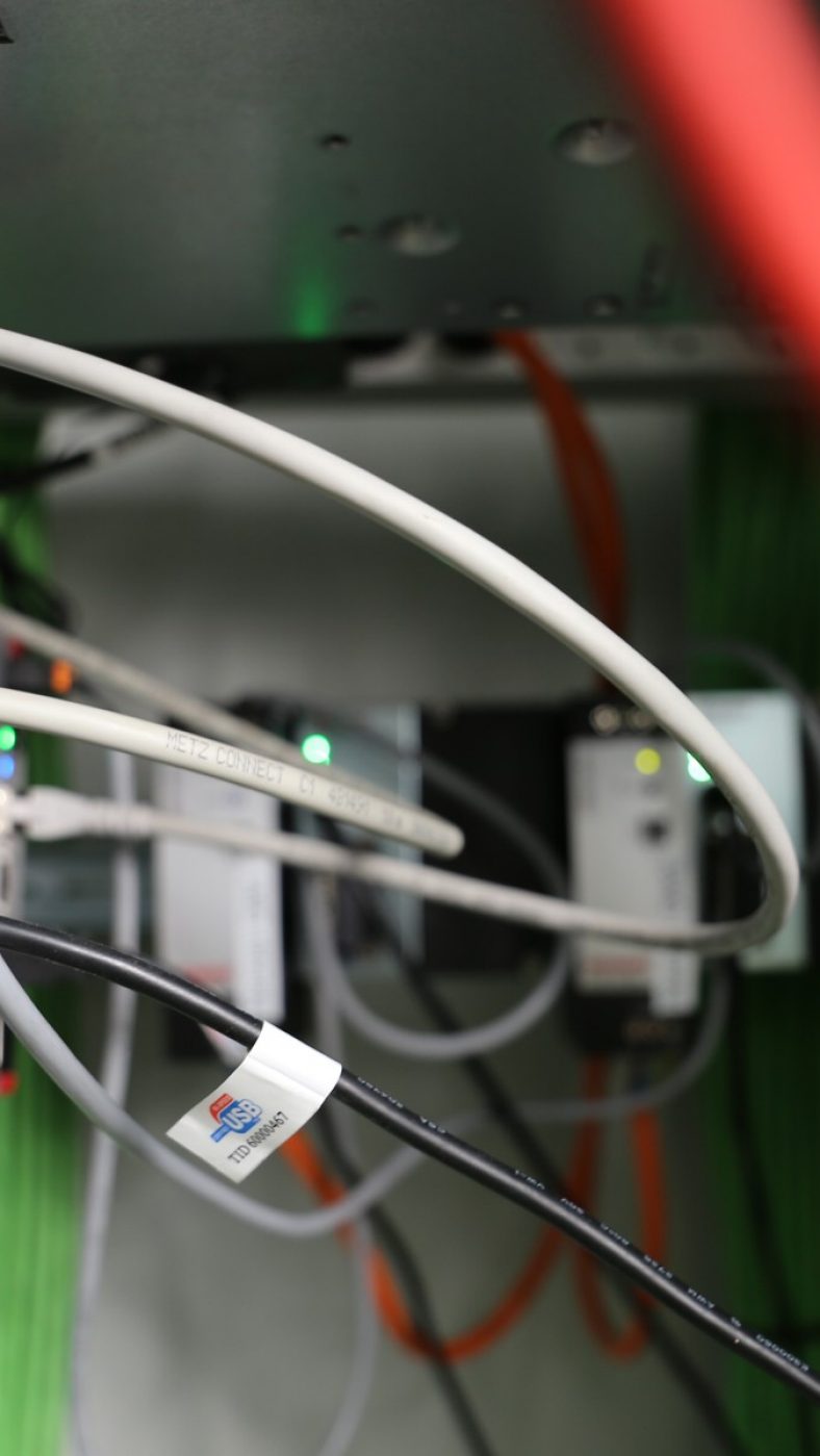 Kabel und Elektronik, verschiedenfarbige Lämpchen