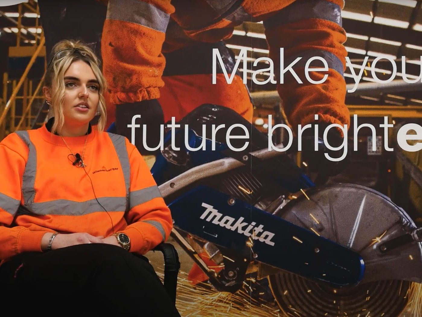 Frau wird interviewed, sitzend