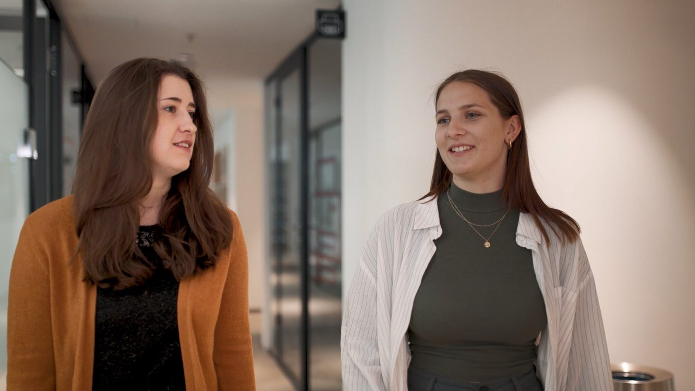 Zwei Frauen unterhalten sich im Gehen
