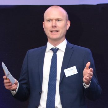 Mann auf einer Bühne