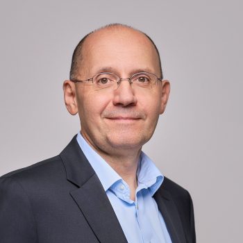 Mann vor einem grauen Hintergrund